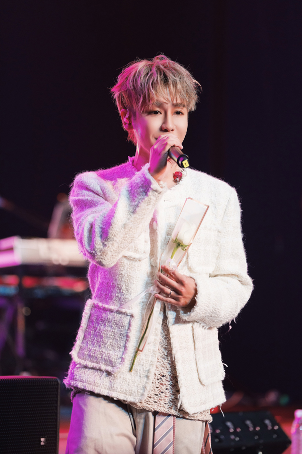 5鼓鼓化身白馬王子浪漫送粉絲白色玫瑰花