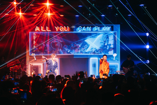 3熱力四射!GX獻(xiàn)唱多首經(jīng)典嗨歌讓演唱會(huì)獻(xiàn)唱變大型舞池