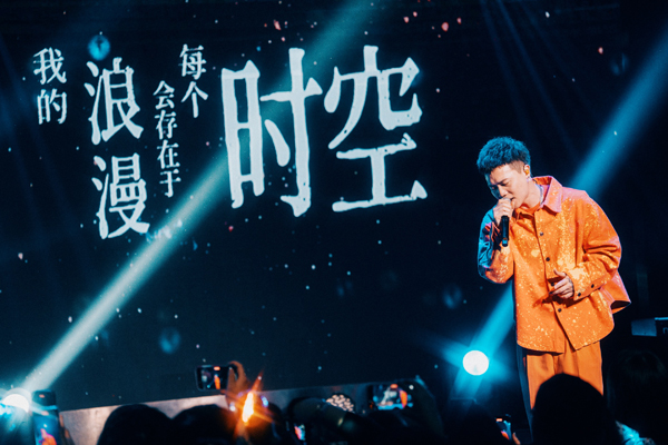 8蕭秉治穿上鼓鼓代表橘色