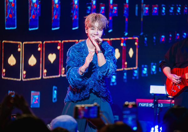 7鼓鼓穿上蕭秉治的代表藍(lán)色