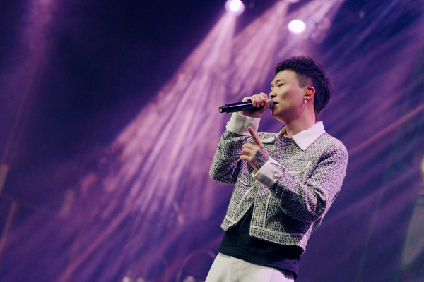 6蕭秉治獻(xiàn)唱〈想悄悄住進(jìn)你的靈魂〉與粉絲互相接著彼此